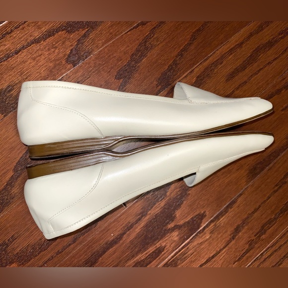 Pesaro Jenny Leather Slip On Flat Loafer
Size 9 1/2 - Picture 10 of 14